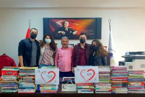 Küçük Kalemler & Büyük Yürekler eTwinning Proje Ekibinden kitap bağışı
