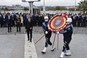 29 Ekim Cumhuriyet Bayramı çelenkleri sunuldu