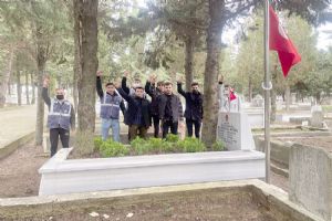 Şehit kabirlerini ziyaret ettiler