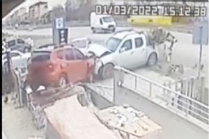 Yol kenarındaki araçlara çarparak durabildi