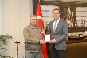 Başkan Yılmaz’dan emekli personele plaket