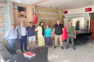 Binlerce Türk Bayrağı hediye ettiler