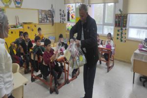 Akörenli miniklere oyuncak hediyesi