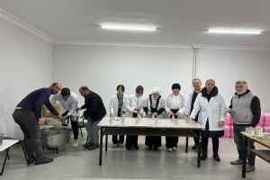 Depremzedeler için mum üretiyorlar