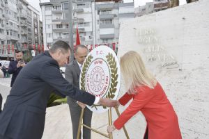 23 Nisan Ulusal Egemenlik ve Çocuk Bayramı çelenkleri sunuldu