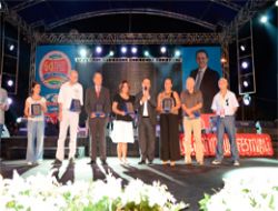 Kick Boksçulardan Müdüre Plaket