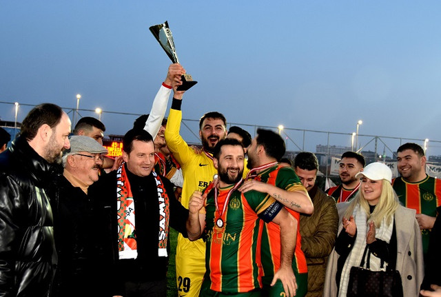 Selimpaşaspor kupasını Bora Balcıoğlu verdi