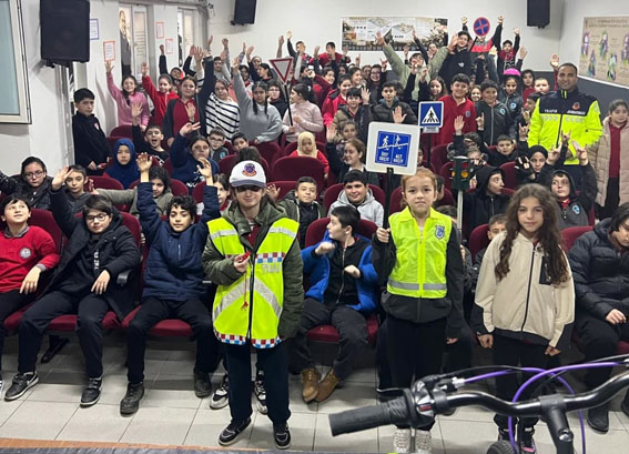 Silivri'de Jandarma’dan Ziylan Ortaokulu öğrencilerine Trafik Eğitimi