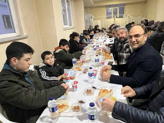 Silivri Halk Eğitim Müdürü Engin Akbal, Ödev Evi Öğrencileriyle iftarda buluştu