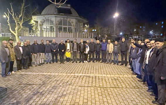 AK Parti teşkilatından Teravih sonrası tatlı ikramı ve Ramazan sohbeti