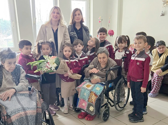 Minik Yüreklerden Huzurevine anlamlı ziyaret