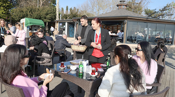 Silivri Belediye ekipleri bayram coşkusunu vatandaşla paylaştı