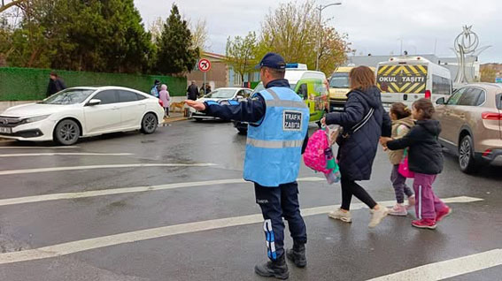 Silivri Zabıta Ekiplerinden okul önlerinde güvenli geçiş desteği