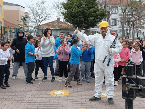 Silivri Belediye ekiplerinden okullarda Çam Kese Böceği Mücadelesi