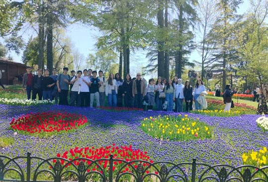Hasan Sabriye Gümüş Lisesi öğrencileri Emirgan’da baharı karşıladı