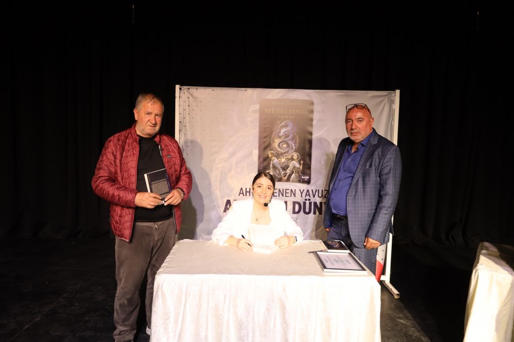 Ali Şahin’den genç yazar Ahu Özenen Yavuz’a destek