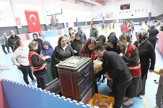 Silivri Belediyesi sıcak yemek dağıtımına devam etti