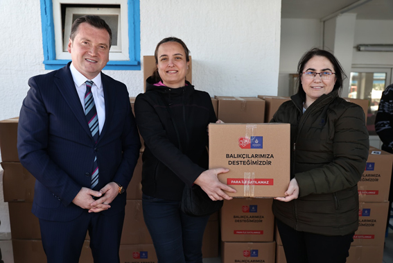 Silivri'de Balıkçılara boya desteği sürüyor
