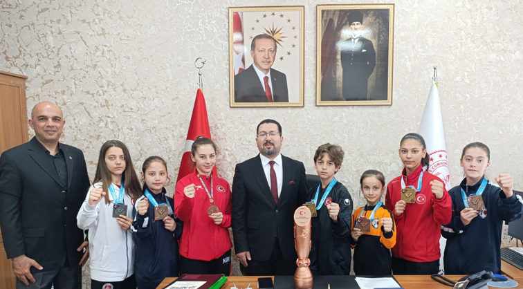 Silivri’nin Şampiyon Karatecileri Milli Eğitim Müdürü Damat’ın konuğu oldu