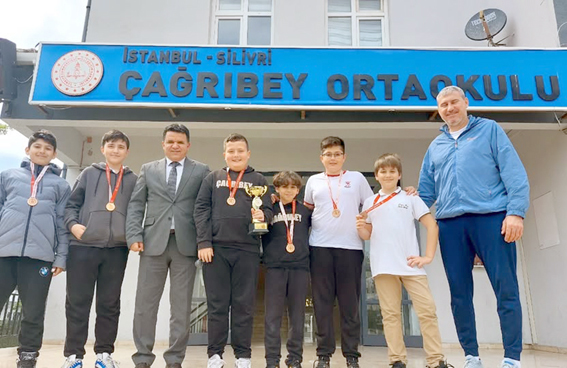 Silivri Çağrıbey Ortaokulu Küçük Erkekler Basketbol Takımı İlçe Üçüncüsü oldu