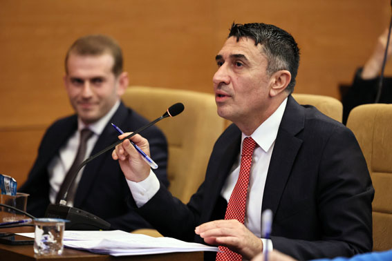 “Silivri Belediyesi gelirinden fazla harcama yapıyor”