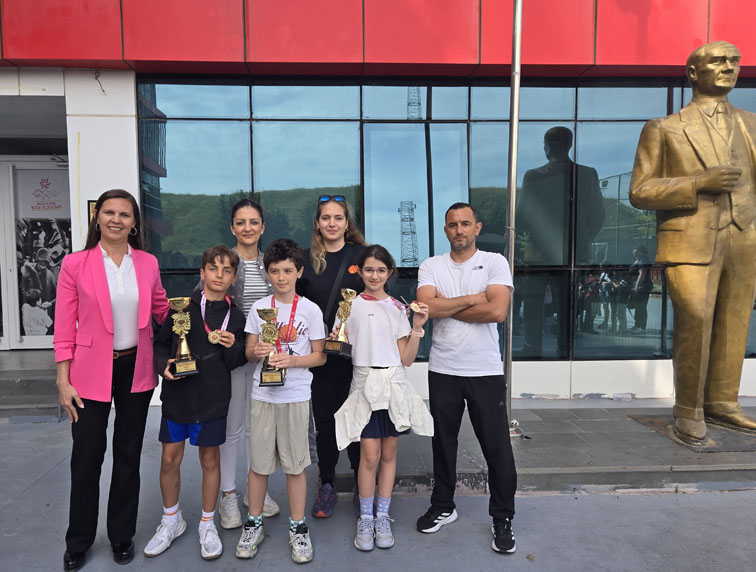 Silivri Mektebim Koleji öğrencilerinden teniste gururlandıran başarı