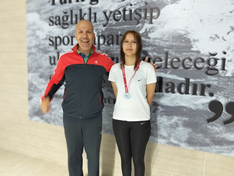 Silivri Çizgi öğrencisi Ada Atasever'den Yüzmede İlçe İkinciliği