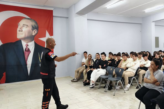 Silivri Belediyesi Arama Kurtarma Ekiplerinden öğrencilere Deprem Bilinci Semineri