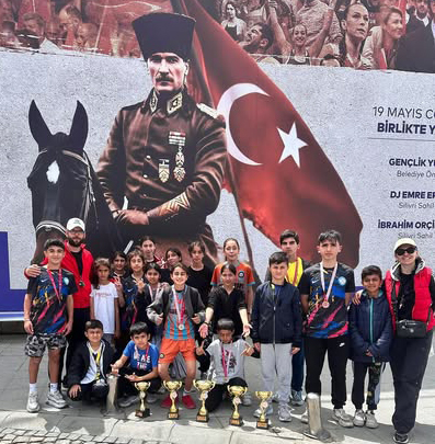 Silivri Namık Kemal Ortaokulu’ndan Atletizmde kupa ve madalya yağmuru