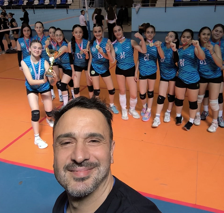 Silivri Ertuğrul Gazi Ortaokulu’ndan Voleybolda çifte şampiyonluk