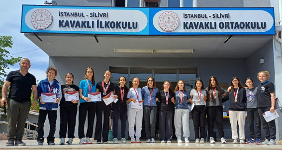 Silivri Kavaklı Ortaokulu’nun Yıldız Kız Takımlarından çifte başarı