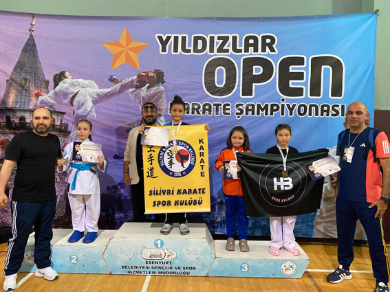 Silivrili Karatecilerden madalya yağmuru