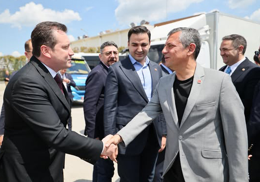 Özgür Özel Silivri’deydi: Cezaevi ziyareti öncesi partililerden karşılama