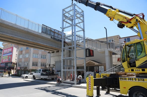 Silivri Eski Sanayi Üst Geçidinde asansör montajı başladı