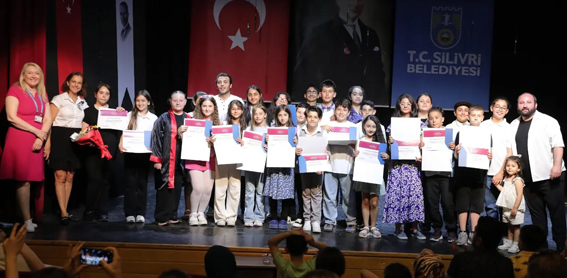 Silivri Güzel Sanatlar Akademisi Drama öğrencilerinden sahnede yıl sonu performansı