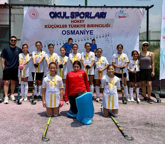 İBB Abdülezel Paşa Ortaokulu Hokey Takımı Türkiye'nin en iyi 9 takımı arasında