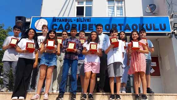 Silivri Çağrıbey Ortaokulu’nda karne sevinci ve ödül gururu