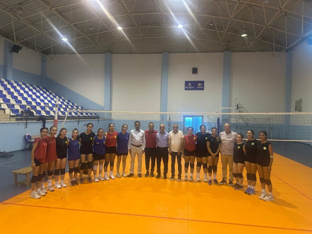 Silivrispor Yönetiminden Kız Voleybol Takımı'na Moral Ziyareti