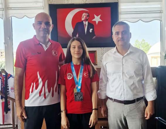 Silivri Ertuğrul Gazi Ortaokulu'nun şampiyonları ödüllendirildi