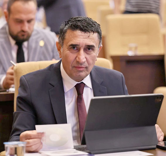 Yazıcı: Ya tarihe geçersiniz ya da gelir geçersiniz