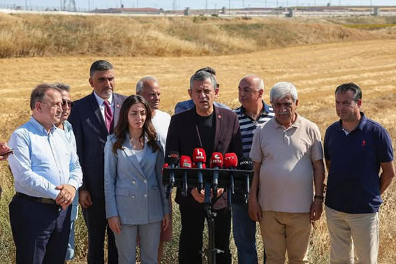 ÖZGÜR ÖZEL’DEN İBRAHİM KÖMÜR’E CEZAEVİ ÖNÜNDE TEŞEKKÜR: “Demokrasiye bekçilik yapıyor”