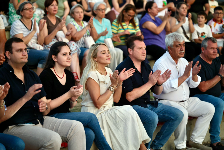 Silivri'de Yazlık Sinema Geceleri “Bir Cumhuriyet Şarkısı”yla gala yaptı
