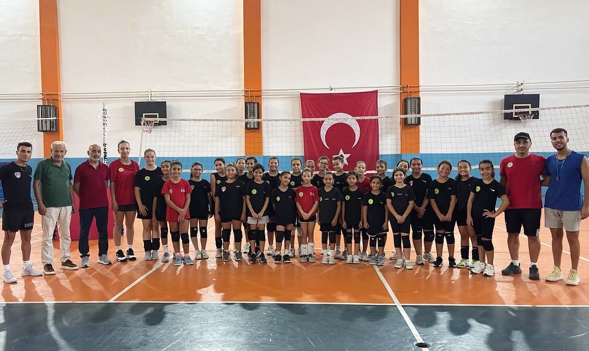 Silivrispor yönetiminden voleybol takımına moral ziyareti