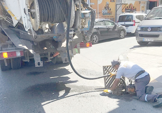 Silivri Belediyesi’nden yağmur suyu ızgaralarında temizlik çalışması