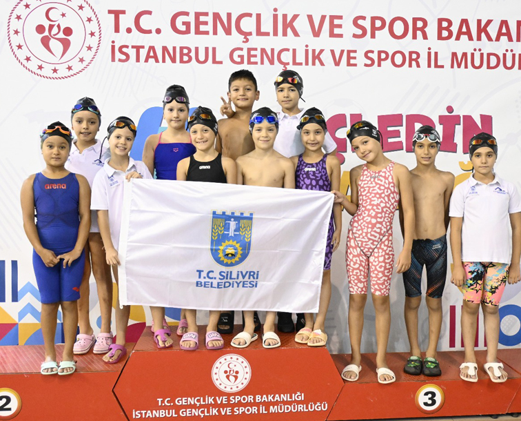 Silivri’nin minik kulaçlarından 20 madalya