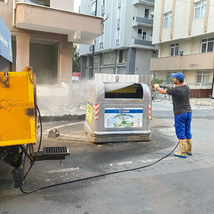 Silivri’de cadde ve sokaklarda temizlik çalışmaları sürüyor