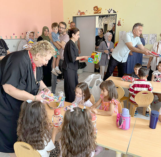 Silivri Çeltik Muhtarı Makinecioğlu’ndan ilkokul öğrencilerine ziyaret ve hediye
