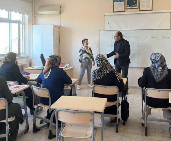 Silivri Halk Eğitimi Merkezi Müdürü Akbal’dan Okuma Yazma Kursuna ziyaret