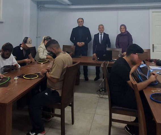 Silivri Halk Eğitimi Merkezi Müdürü Akbal Tel Kırma Kursiyerleriyle bir araya geldi