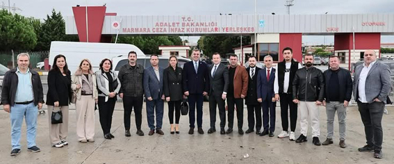 Silivri CHP Heyeti, Genel Başkan Özgür Özel’i Marmara Cezaevi önünde karşıladı